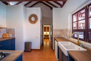 Η κουζίνα ή μικρή κουζίνα στο Bloublou Apartments Curaçao