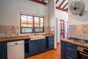 Η κουζίνα ή μικρή κουζίνα στο Bloublou Apartments Curaçao