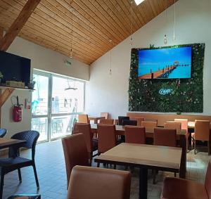 TV a/nebo společenská místnost v ubytování Camping La Touesse