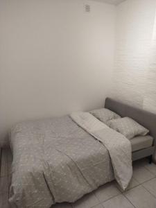 Rúm í herbergi á 2 Chambre disponible