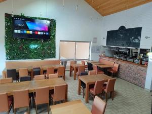 TV a/nebo společenská místnost v ubytování Camping La Touesse