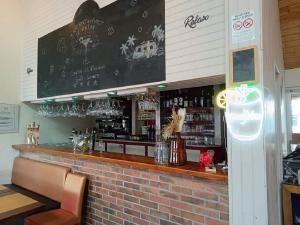 Lounge nebo bar v ubytování Camping La Touesse