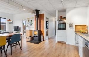 cocina y comedor con mesa y fogones en Awesome Home In Børkop With Kitchen, en Børkop