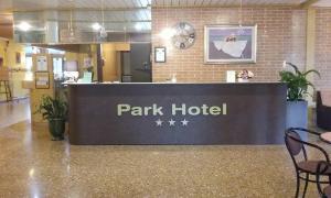 ein Parkhotel-Schild in der Mitte einer Lobby in der Unterkunft Park Hotel in Castel San Pietro Terme