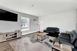 TV a/nebo společenská místnost v ubytování Central Home and Serene WiFi Pet Friendly