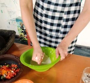 Makanan di atau berdekatan rumah tamu ini
