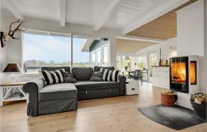Χώρος καθιστικού στο Gorgeous Home In Vejby With Wifi