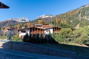 una casa en la ladera de una montaña en Appartamento Alessandra 204, en Vigo di Fassa