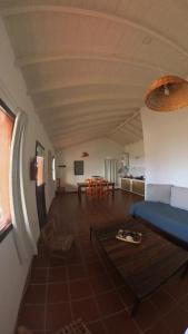 a living room with a bed and a table at El Faro Casas de Mar in Camarones