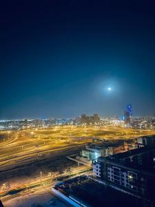 Nespecifikovaný výhled na destinaci Dubaj nebo výhled na město při pohledu z apartmánu