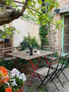 Κήπος έξω από το Dúplex independiente con acceso a patio y piscina La nueva Candeleda