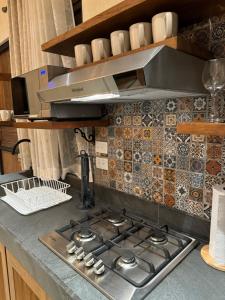 San Pedro Las HuertasにあるCasa Completa Boutique #3 cerca de Antigua Guatemalaのキッチン(コンロ付きキッチンカウンター付) +20枚の写真