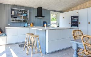 Kuchyň nebo kuchyňský kout v ubytování Beautiful Home In Nexø With Wifi