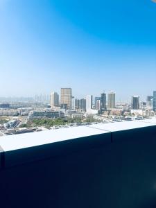Nespecifikovaný výhled na destinaci Dubaj nebo výhled na město při pohledu z apartmánu