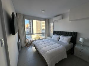 En eller flere senge i et værelse på ESPACIO ESTOMBA 666 Elegante estudio con cochera