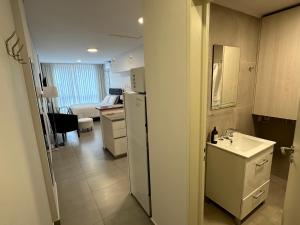 Et badeværelse på ESPACIO ESTOMBA 666 Elegante estudio con cochera + 19 billeder