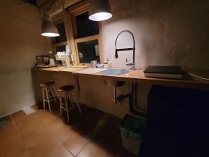 Η κουζίνα ή μικρή κουζίνα στο Dúplex independiente con acceso a patio y piscina La nueva Candeleda +25 φωτογραφίες