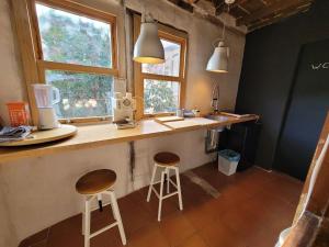 Kuchyň nebo kuchyňský kout v ubytování Dúplex independiente con acceso a patio y piscina La nueva Candeleda