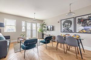 a living room with a dining room table and chairs at Modern 2 Bed Oasis - Private parking & Garden in Windsor