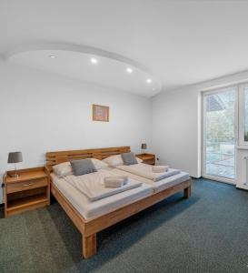 Кровать или кровати в номере Raketa Residence, restaurant & hotel +23 фотографии
