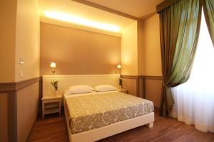 - une petite chambre avec un lit et une fenêtre dans l'établissement Basilica Hotel, à Rome