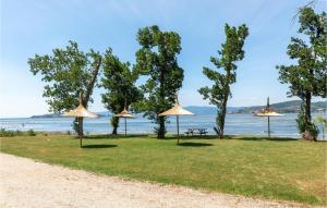 park z parasolami i stołem piknikowym obok wody w obiekcie Cozy Home In Santarcangelo With Sauna w mieście Sant Arcangelo +37 zdjęć