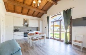 kuchnia i jadalnia ze stołem i krzesłami w obiekcie Cozy Home In Santarcangelo With Sauna w mieście Sant Arcangelo