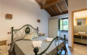 sypialnia z dużym łóżkiem i umywalką w obiekcie Cozy Home In Santarcangelo With Sauna w mieście Sant Arcangelo