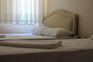 A bed or beds in a room at Gizem Pansiyon