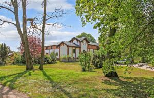 a house in the middle of a yard with trees at Ferienwohnung Kuchelmiß in Kuchelmiß