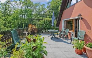 patio con sedie, tavolo e alcune piante di Ferienhaus Jabel a Jabel