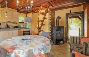 una cucina con un tavolo e una stufa di Ferienhaus Jabel a Jabel
