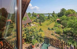 una vista di un giardino da una finestra di Ferienhaus Jabel a Jabel Altre 8 foto