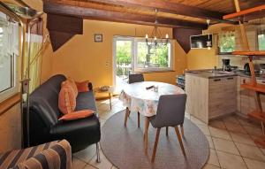 un soggiorno con un tavolo e una cucina di Ferienhaus Jabel a Jabel