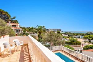 een balkon met uitzicht op de oceaan bij Villa Laurel by Villa Plus in Alaior