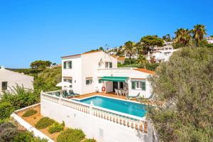een luchtfoto van een huis met een zwembad bij Villa Laurel by Villa Plus in Alaior