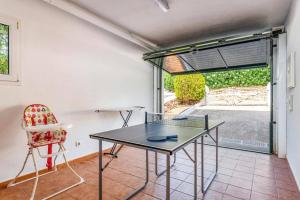 een eetkamer met een glazen tafel en stoelen bij Villa Laurel by Villa Plus in Alaior