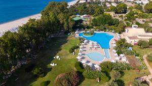 ein Luftblick auf ein Resort mit Pool und Strand in der Unterkunft VOI Floriana Resort in Simeri Mare