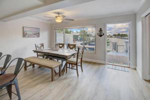 ein Esszimmer mit Tisch und Stühlen in der Unterkunft Paradise Bay 3 bedroom Waterfront Waterman's Retreat S Fort Lauderdale in Fort Lauderdale