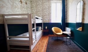 Un dormitorio con dos literas y una silla. en Petit Bengale, en Talence