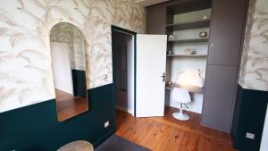 Habitación con pasillo con espejo y lámpara. en Petit Bengale, en Talence 27 fotos más