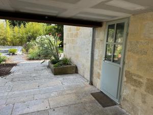 una entrada a una casa con puerta en Petit Bengale, en Talence