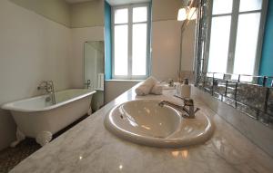 タランスにあるVilla Bengaleの浴槽と洗面台とバスタブを備えたバスルーム +53枚の写真