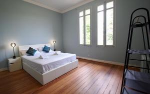 タランスにあるVilla Bengaleの白いベッドルーム(ベッド1台、窓2つ付)