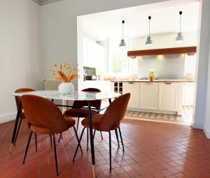 タランスにあるVilla Bengaleのキッチン(ダイニングルームテーブル、椅子付)