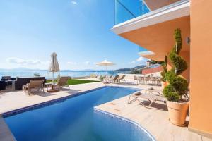 Bazén v ubytovaní Villa Poseidon Seaside by Villa Plus alebo v jeho blízkosti