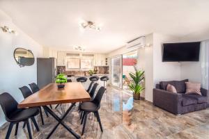 Kuchyňa alebo kuchynka v ubytovaní Villa Poseidon Seaside by Villa Plus