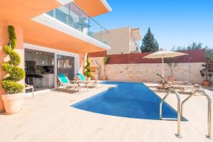 Bazén v ubytovaní Villa Poseidon Seaside by Villa Plus alebo v jeho blízkosti