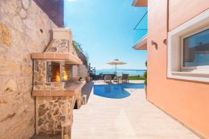 Bazén v ubytovaní Villa Poseidon Seaside by Villa Plus alebo v jeho blízkosti