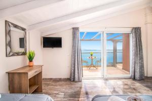 Televízia a/alebo spoločenská miestnosť v ubytovaní Villa Poseidon Seaside by Villa Plus